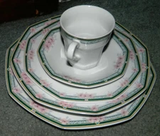 Christopher Stuart WELLESLEY Y0022 Fine China Dinnerware 5 piece Set    