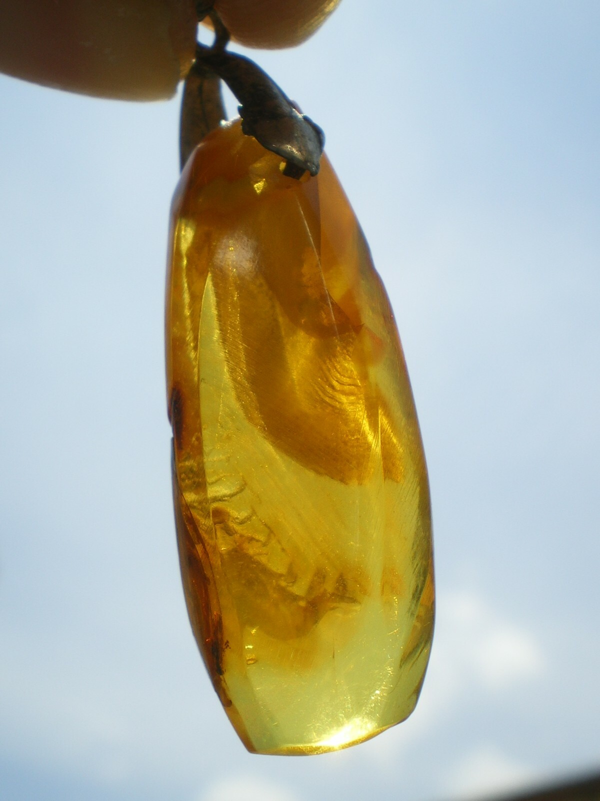 Pendentif solaire ambre baltique véritable pour sublimer vos tenues bohèmes d'été