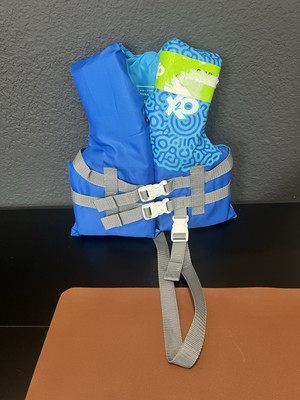 New X2O USCG Type III Blue Life Vest   Child Size 30-50lbs, 2 Buckles