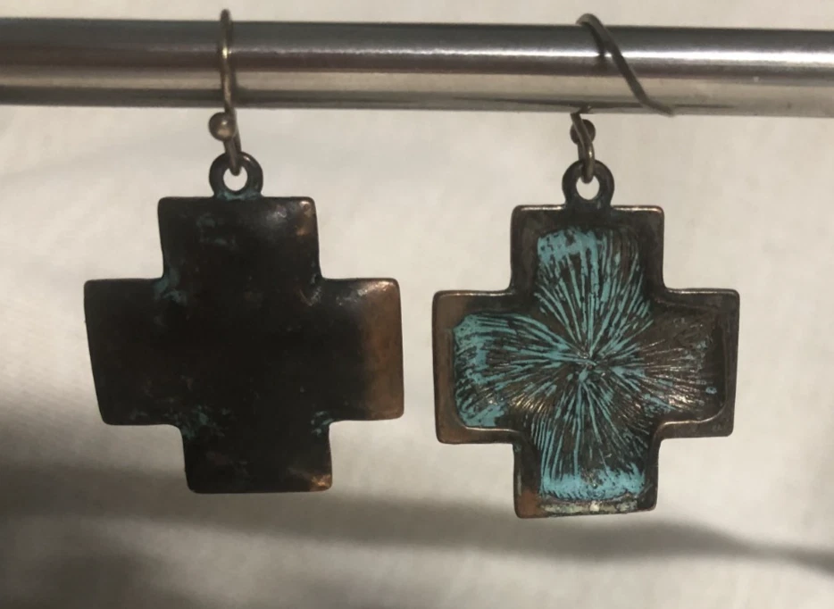 Pendientes colgantes rústicos martillados con cruz de cobre y turquesa Foto 4 de 4