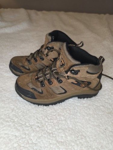 Nevados Klondike waterproof mid hiking boots. Size 4.5