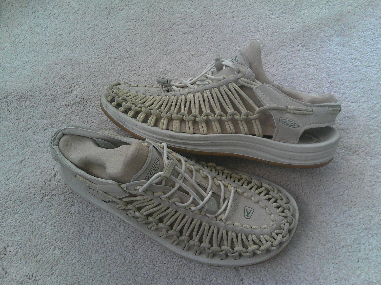 Sandali sneaker sportivi Keen Uneek beige elasticizzati da donna ~ fiori ricamati taglia 10