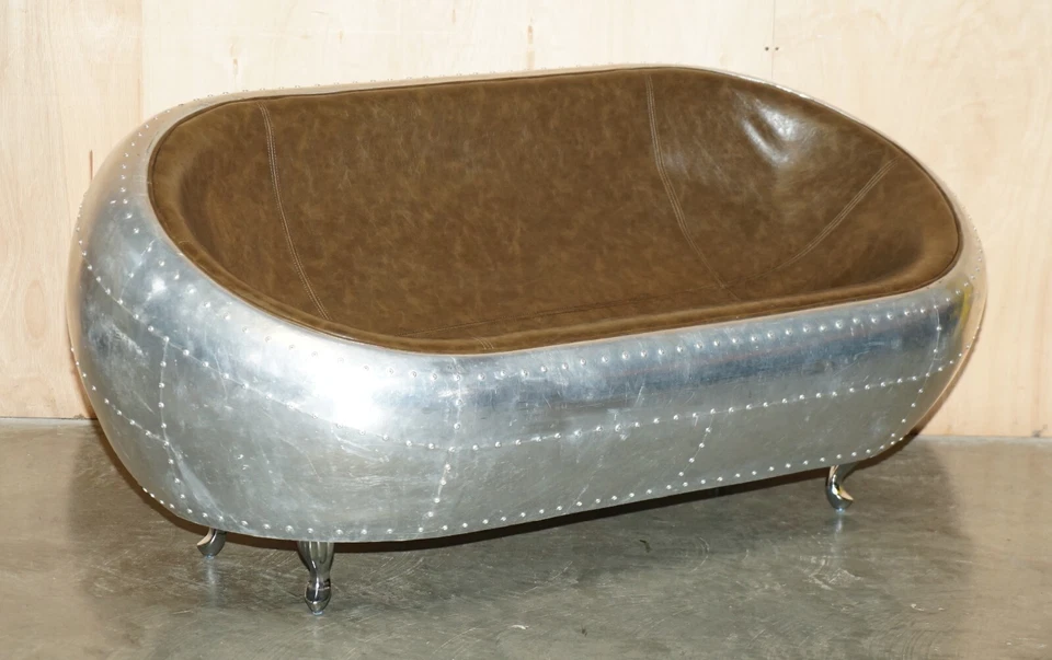 SOFÁ DE DOIS LUGARES ESTILO AVIADOR SUPER LEGAL MARTELADO À MÃO ALUMÍNIO E COURO MARROM - Imagem 2 de 4