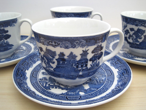4 x Johnson Brothers Pottery Vintage Blue Willow Pattern Cups & Saucers - Picture 2 of 13