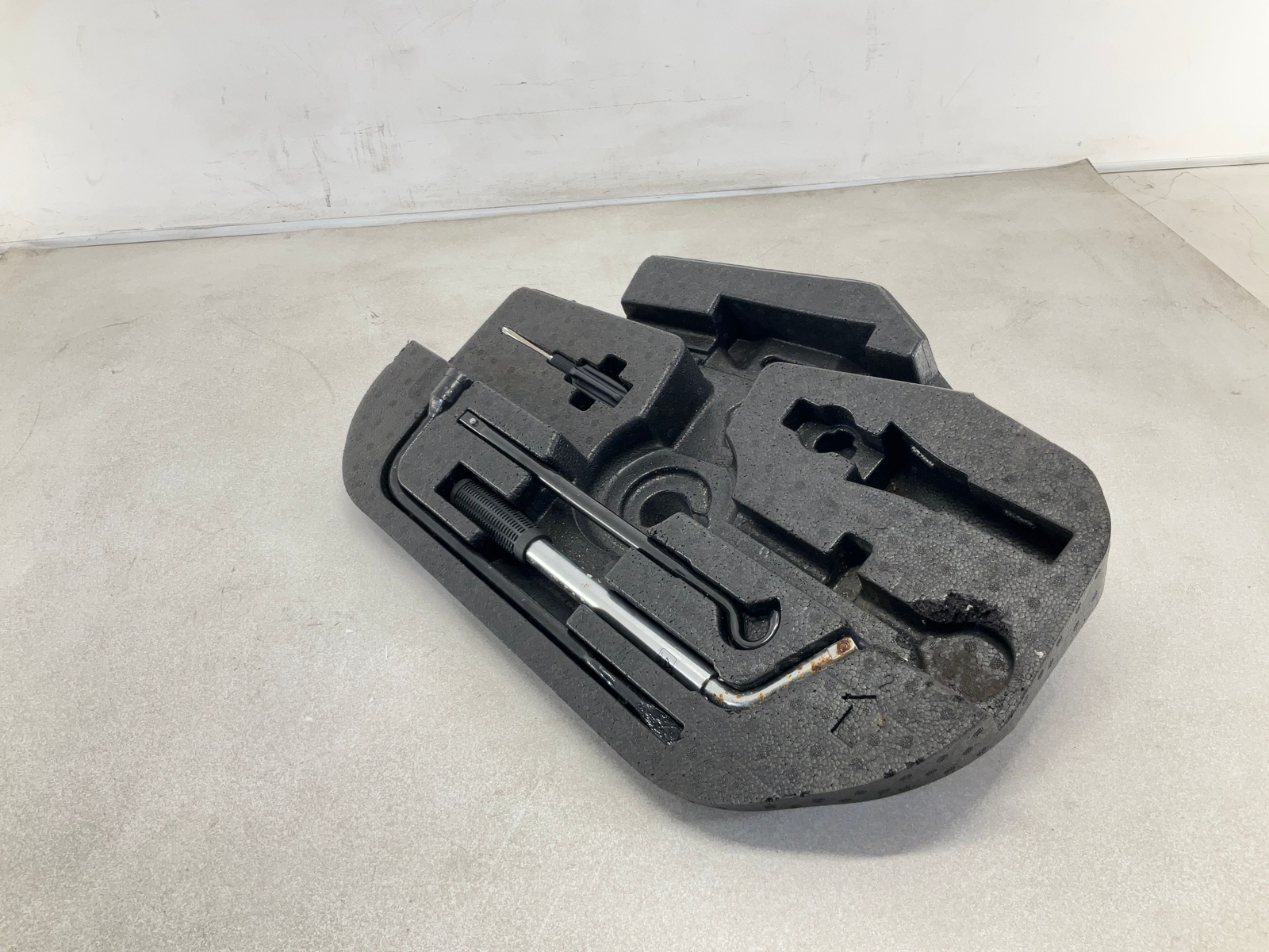 17-20 MASERATI Levante Spare Tire Lift Jack Tools W/ Foam Compartment Carrier CM
