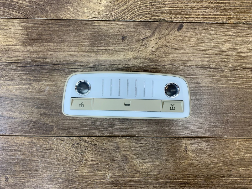 Luz de lectura de cúpula superior trasera beige OEM Mercedes-Benz CLS 550 2012-2018 Foto 2 de 4