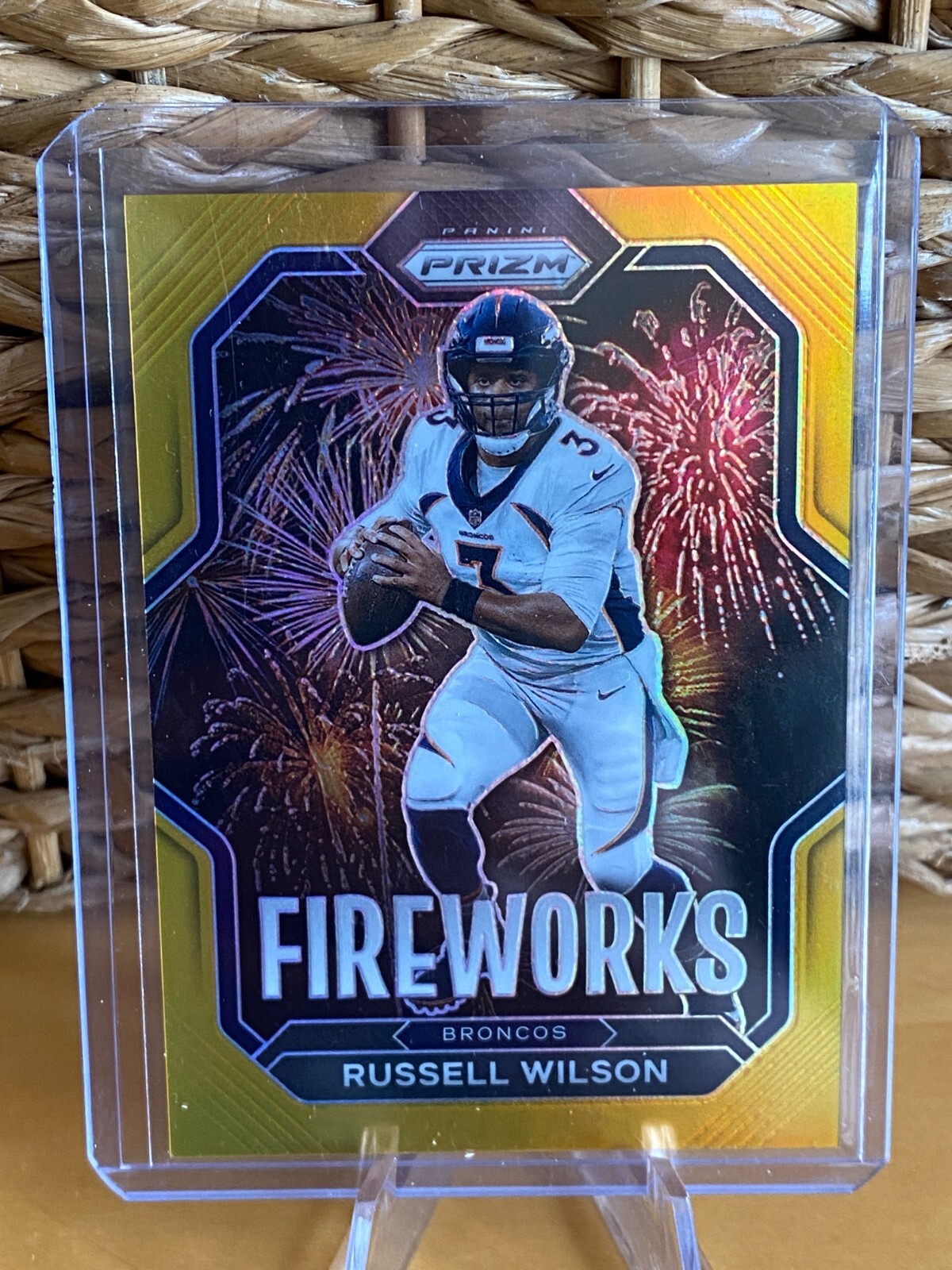 R0790 2022 Prizm F-5 Russell Wilson Gold Fireworks Insert 04/10 Broncos