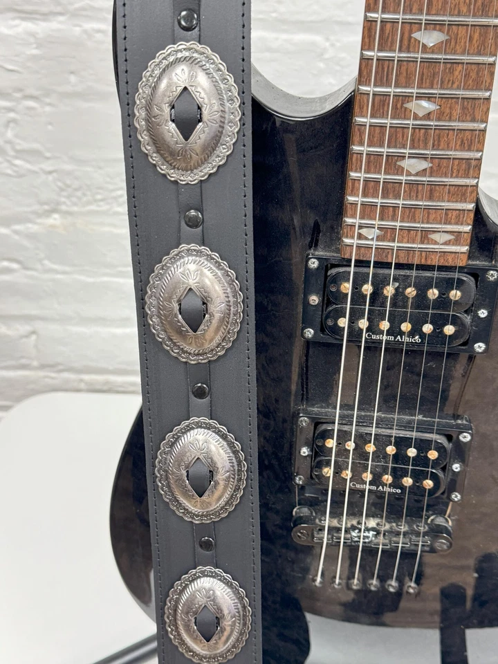 Antigua Correa de Guitarra Concho Plateada Cuero Negro Genuino Hecha a Mano Rock Gótico Punk Foto 4 de 4