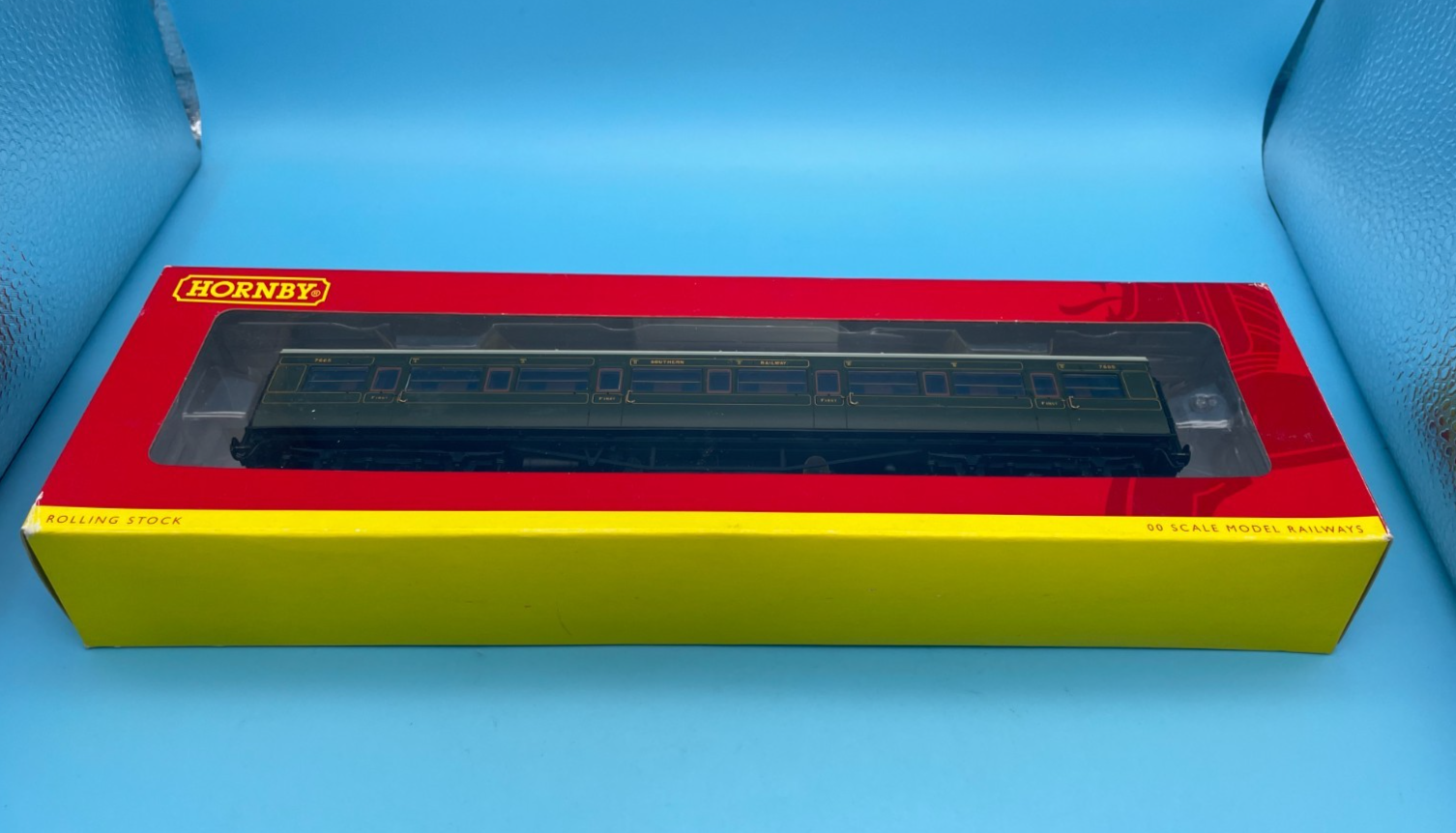 HORNBY R4298A OO GAUGE SR MAUNSELL CORRIDOR COACH 1ST CLASS No 7665 - boxed