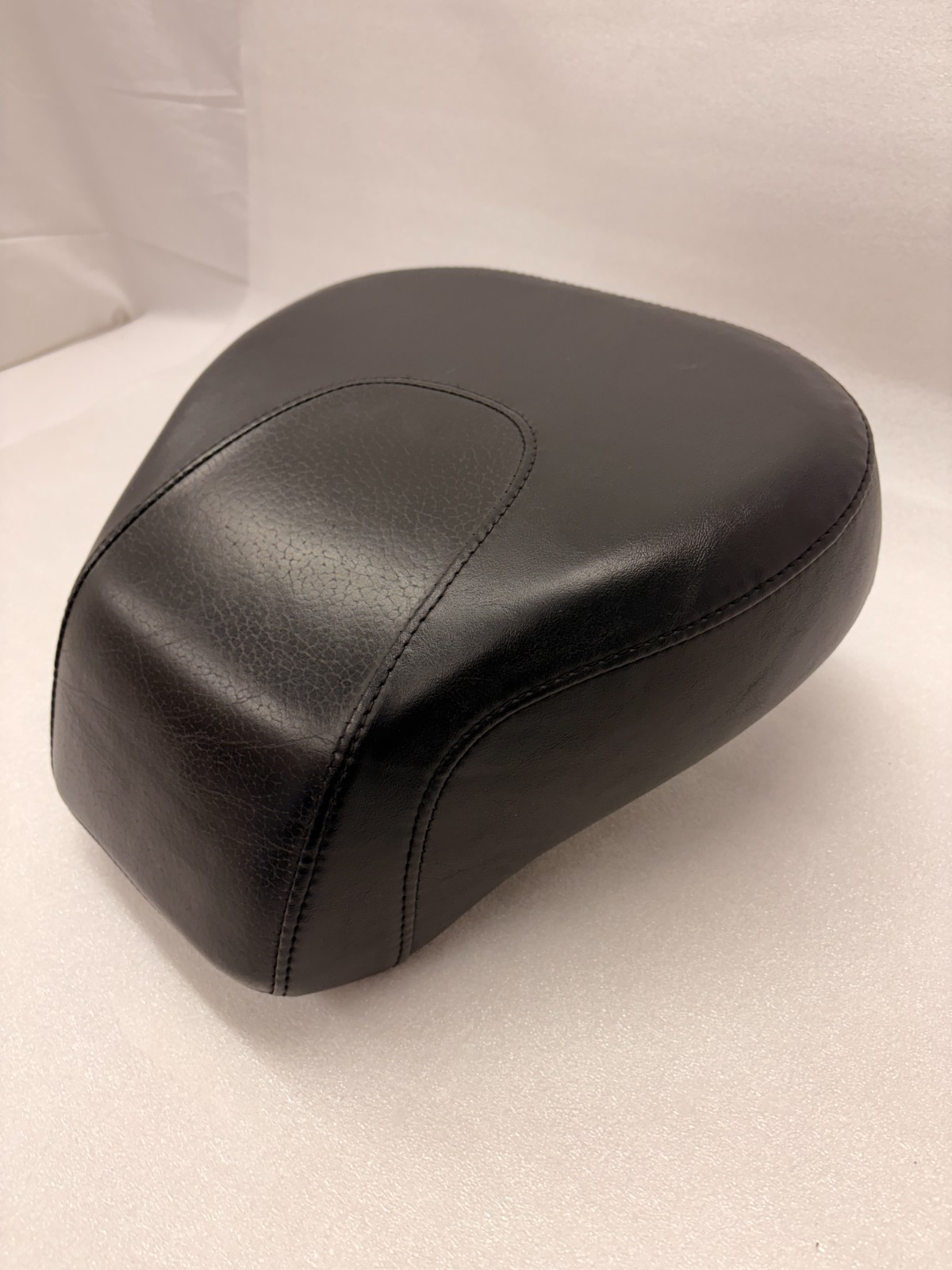 GENUINE HARLEY 2010-17 SOFTAIL FAT BOY PASSENGER WIDE PILLION SEAT NICE   B2