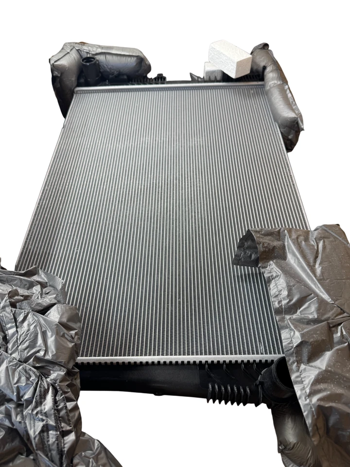 Radiador de refrigeración del motor Chrysler Voyager Pacifica 2017-23 genuino OEM 68595954AA Foto 3 de 4