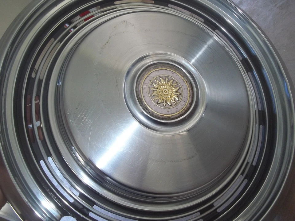 73 74 Pontiac Grand Ville Safari Tapacubos Llanta Tapacubos 15" OEM 5033 Foto 4 de 4