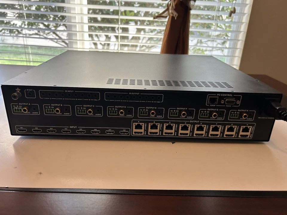 Conmutador Matriz HDMI 8x8 4K60Hz con LCD - 18Gbps - USADO Foto 4 de 4