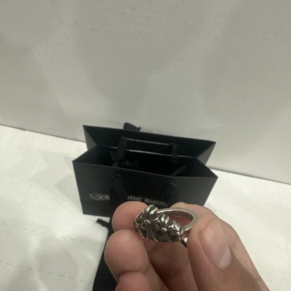 Anillo Cruz Corazones Cromados Foto 2 de 2