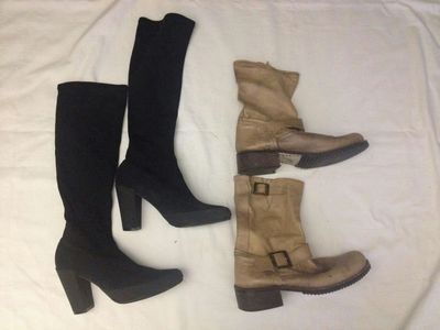 Stock Lotto paia di stivali uno nero e uno beige N° 36