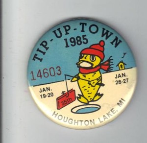 1985 TIP UP TOWN BADGE PIN PINBACK-MICHIGAN DNR DEER BEAR FISHING PATCH LICENSE