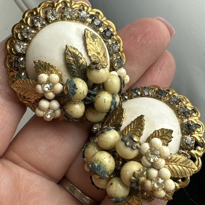 Beautiful vintage unsigned clip on earrings
