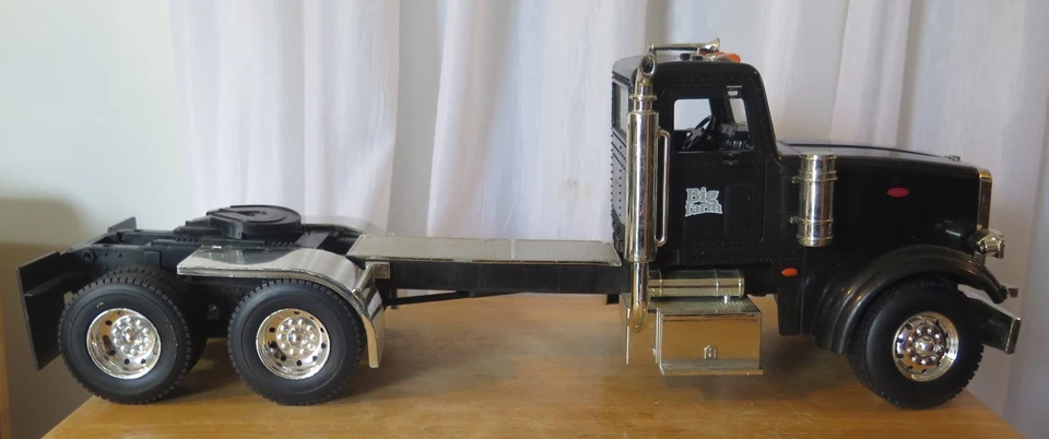 ERTL Big Farm 1:16 Scale Peterbilt Toy Semi Truck With Sound & Lights - Image 4 of 4
