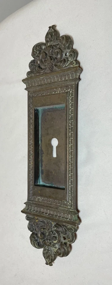 gran antiguo ornamentado 1800 bronce dorado llave escudo puerta herrajes placa montaje Foto 3 de 4