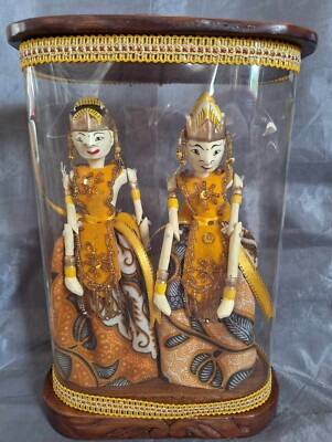 Authentische indonesische seltene alte Holzpuppen im Koffer. Rama und Shinta.