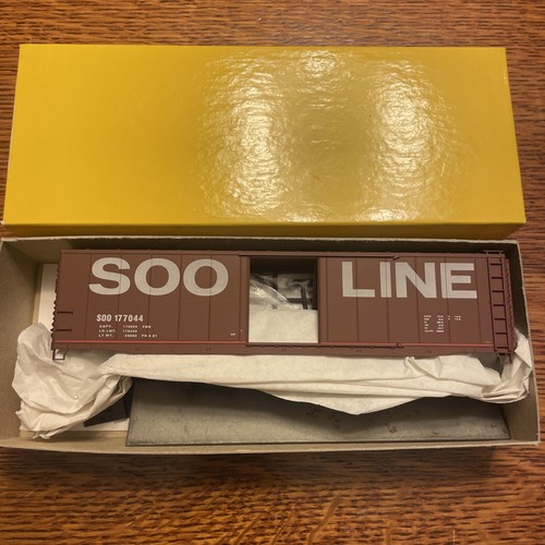HO Accurail 1960s Repintado 50’ Enchufe Puerta Boxcar Kit Línea SOO #177044 | Zustand: New