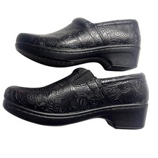 Baretraps Women's 9W Embossed Clogs.