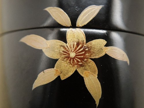Japanese Lacquer Wooden Tea caddy Natsume w/ Cherry Blossom petals Maki-e (421) - Picture 4 of 13