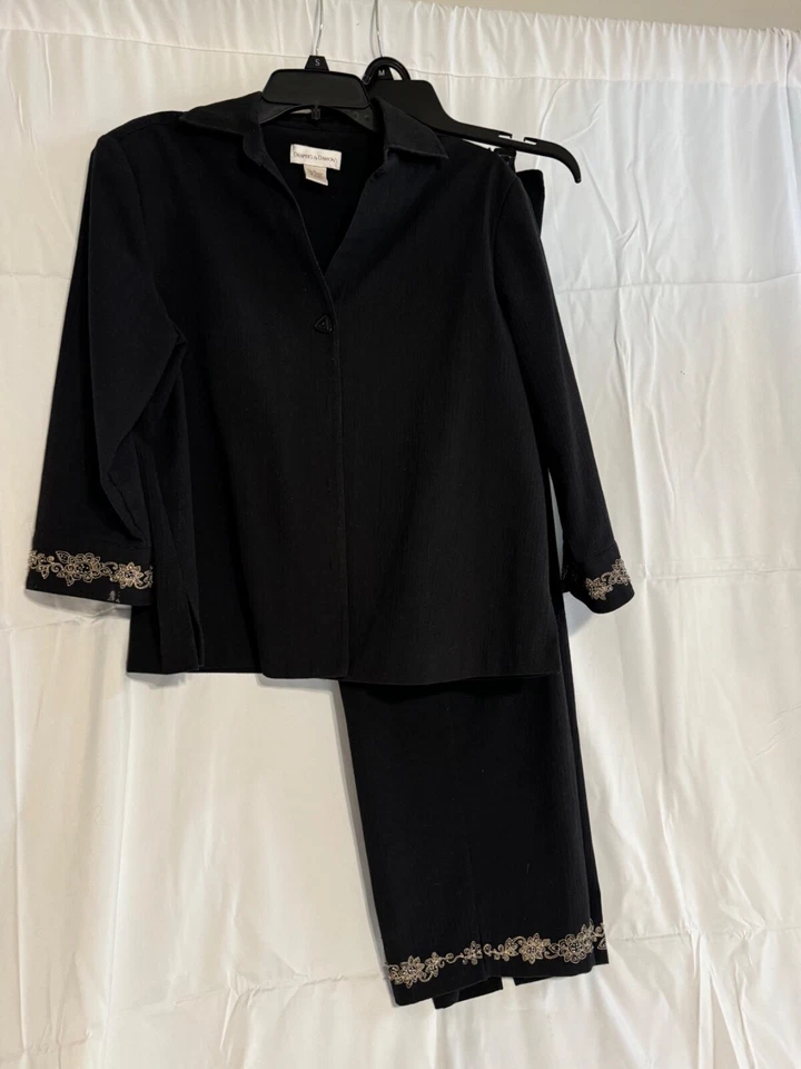 Ladies Draper’s & Damon’s 3 Piece Black Pantsuit W/Blouse L, Jacket L, Pants M - Image 3 of 4