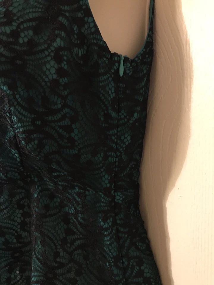 Blusa sin mangas gótica sin mangas de encaje verde y negro para mujer pequeña con cremallera lateral etiqueta Foto 2 de 4