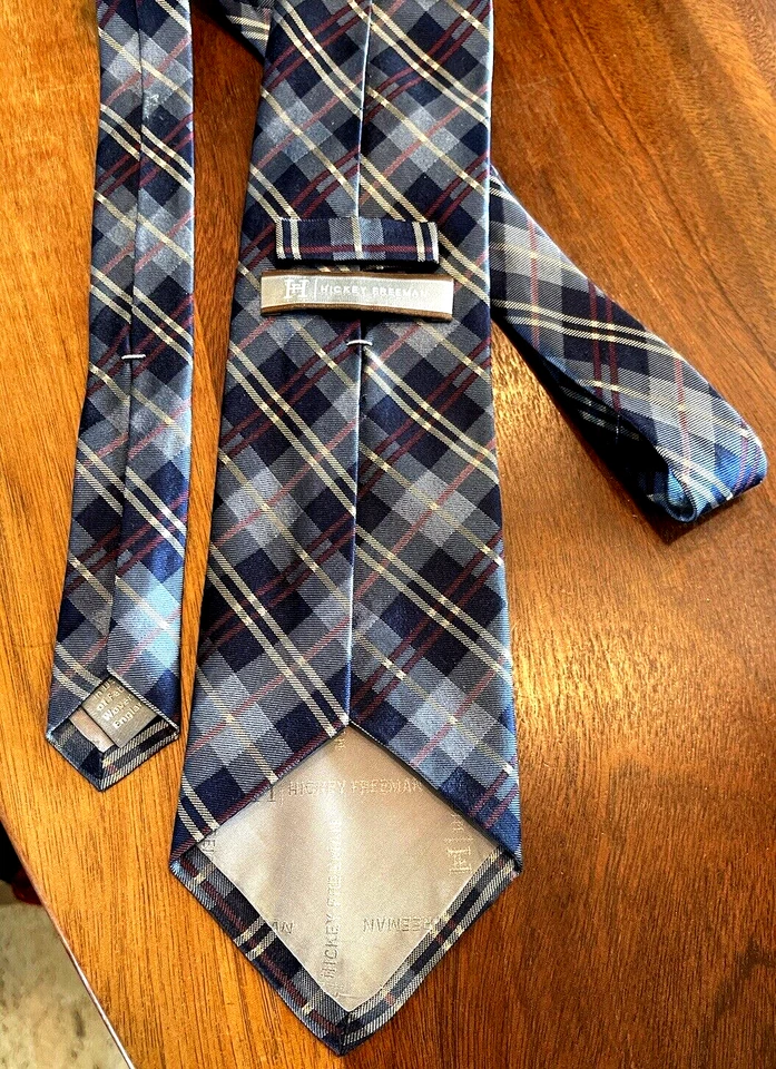 "Corbata de seda elegante a cuadros azul marino claro y borgoña Hickey Freeman para hombre 4" x 60""" Foto 4 de 4