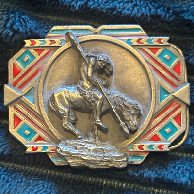 Siskiyou Buckle Co. Gürtelschnalle Indianer Western emailliert 45mm V-80