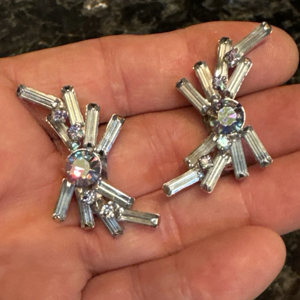 PENDIENTES BAGUETTE Y DIAMANTES DE IMITACIÓN REDONDOS AZULES BRILLANTES FIRMADOS POR ALBERT WEISS AÑOS 50 Foto 3 de 4