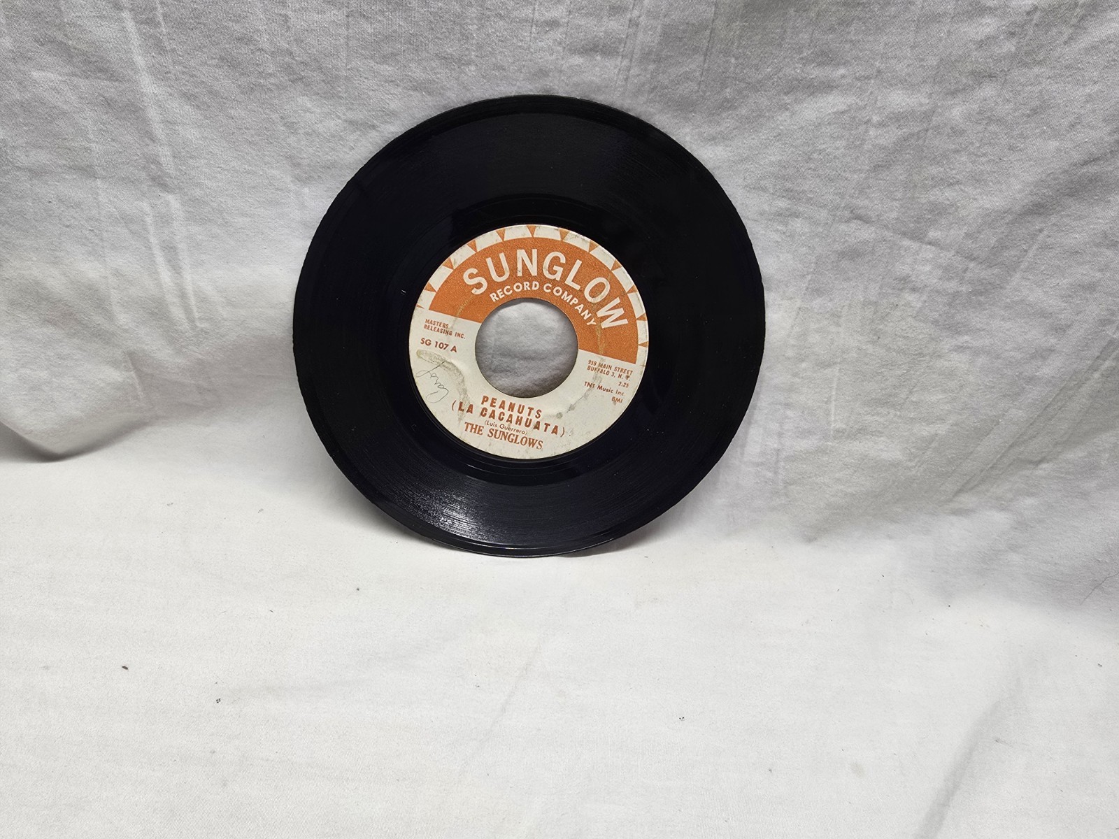 The Sunglows: Peanuts (La Cacahuata) / Happy Hippo Record Vinyl 45Rpm 