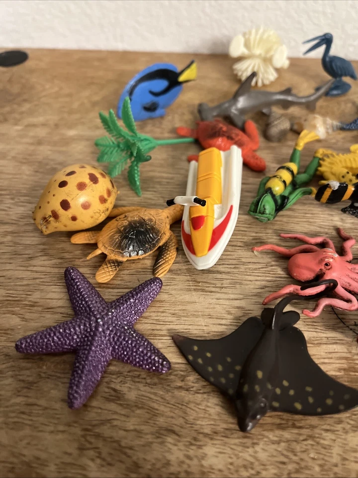 Juego de 24 piezas de juguetes decorativos de safari de plástico para peces, conchas y plantas Foto 2 de 4