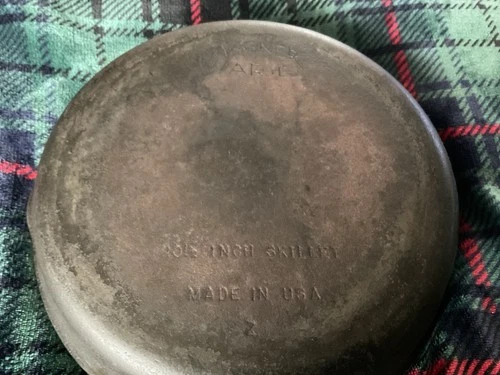 Vintage Wagner Ware No 8 Cast Iron Skillet 10 1/2 Inch Made In USA Flat Bottom