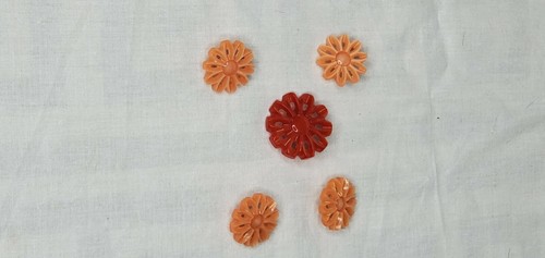 1920s/1930s art deco orange and red plastic flower buttons set of Five - Picture 3 of 5