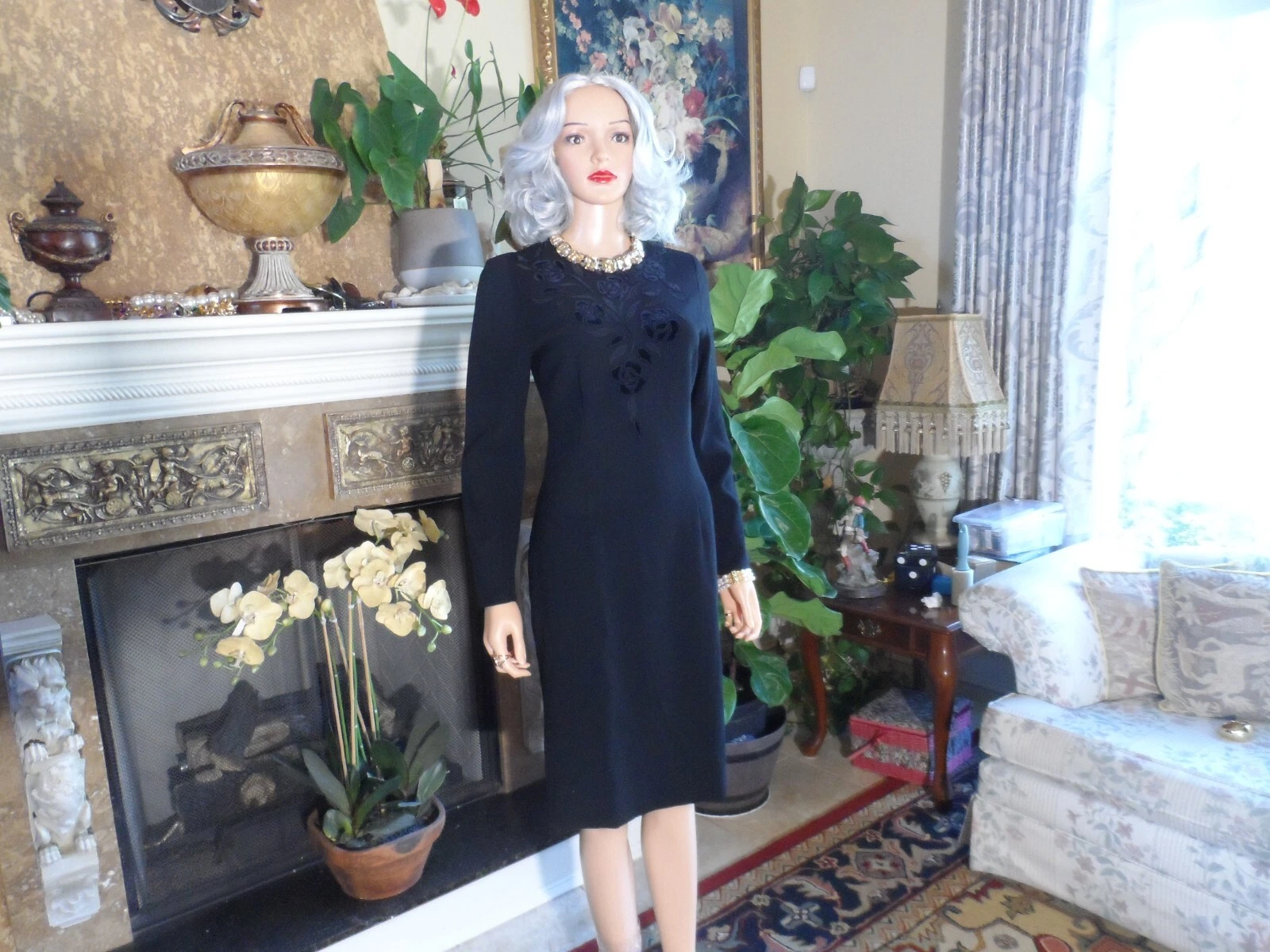 Abito tubino Valentino nero in lana con dettaglio applicazioni floreali davanti taglia 40 8