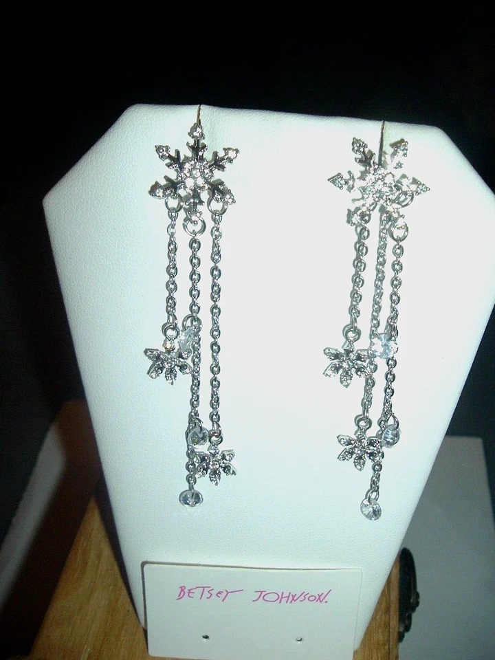 PENDIENTES LARGOS PLATEADOS COPOS DE NIEVE COLGANTES Betsey Johnson Pierced - Nuevos con etiquetas Foto 2 de 4