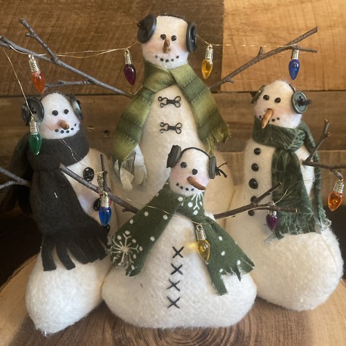 Pupazzo di neve primitivo decorazione famiglia peluche stravagante mensola sitter