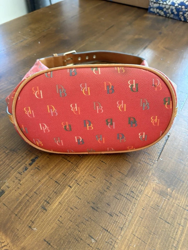 Mini Hobo Bolso Cubo Lona Arco Iris Dooney & Bourke Logo Frambuesa Foto 2 de 4