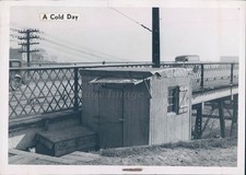 1945 Cabin Shack Paved Road Cold Day Original News Historic Vintage Press Photo