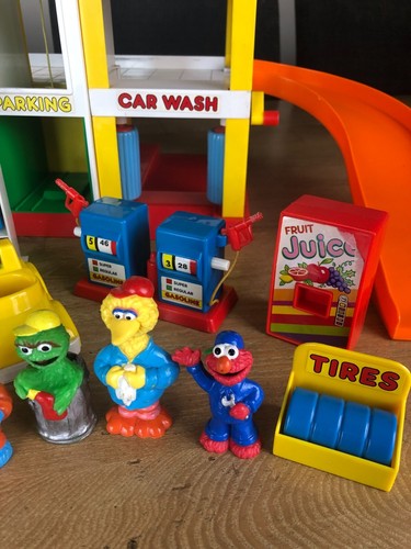 Vintage 1990s Sesame Street Garage Playset & Original Figures Illco / Tyco - Picture 4 of 8