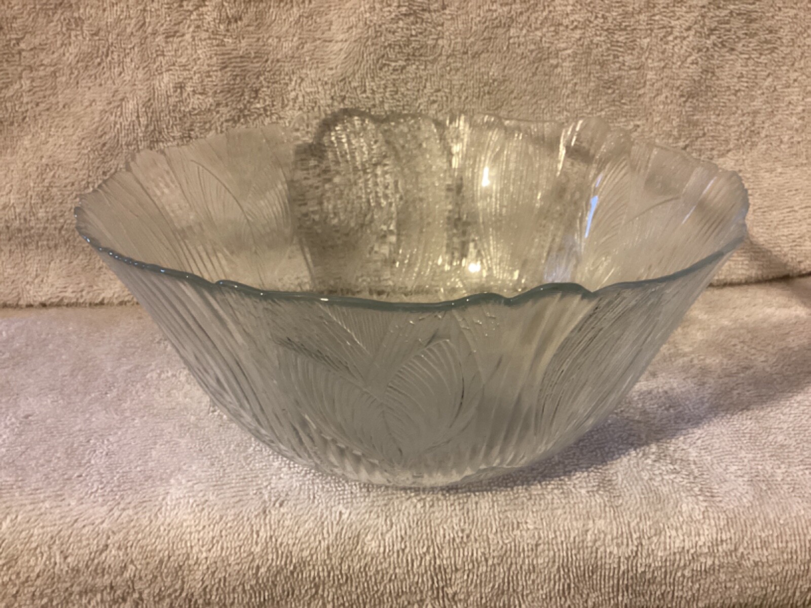 Clear 9x4 Leaf-Design Serving Bowl