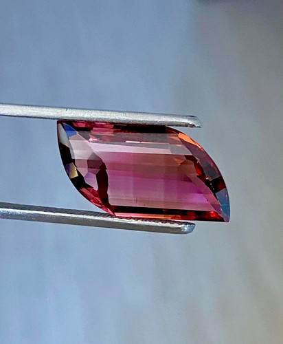 Curvy! 6.30CT Reddish Pink-Color Natural Tourmaline. Special Shape. - Picture 2 of 8