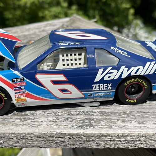 Mark Martin #6 Valvoline/Cummins Ford Taurus NASCAR Racing Champions 1:24 - Picture 11 of 21