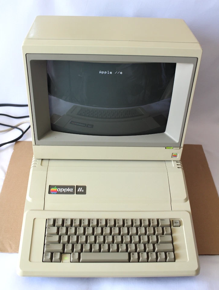 COMPUTADORA APPLE IIe modelo:A2S2064 con caja original-para repuestos/reparación o RESTAURACIÓN Foto 2 de 4