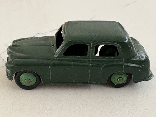 DINKY 40F HILLMAN MINX, DARK GREEN, MID GREEN HUBS, VERY LIGHT PLAYWEAR. - Picture 4 of 10