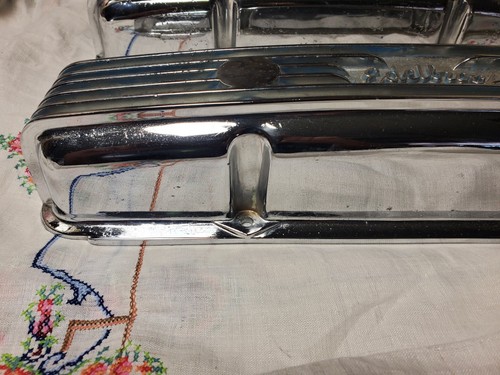 Edelbrock SBC Signature casting valve covers Small Block Chevy no holes - Picture 3 of 15