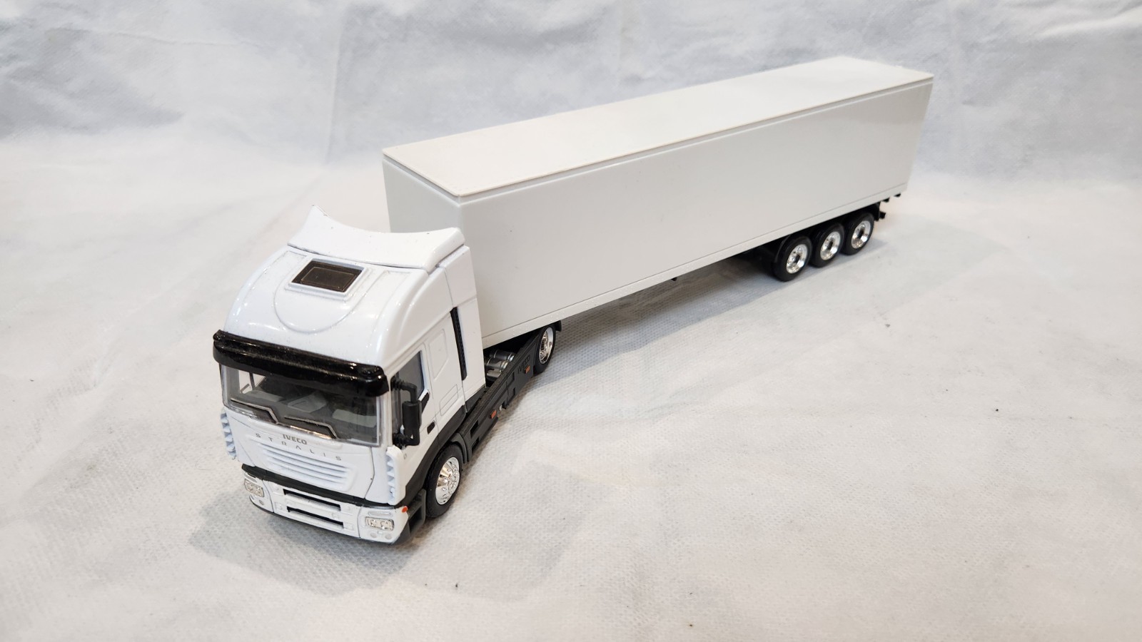 Camion Iveco Stralis 1/43 blanc avec semi-remorque fourgon miniature New Ray