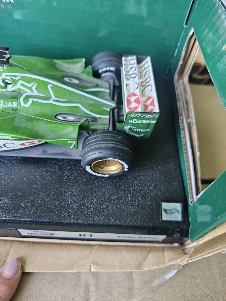 Hot Wheels R1 Jaguar Eddie Irvine 1:18 - Immagine 2 di 4